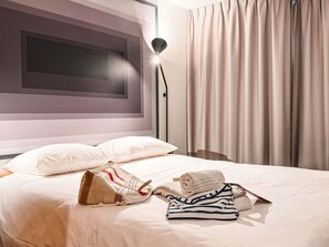 Standard Room, 1 Double Bed | Premium bedding, desk, soundproofing, iron/ironing board - ibis Rennes Beaulieu (Cesson-Sevigne)