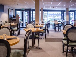 Lunch and dinner served, French cuisine - ibis Rennes Beaulieu (Cesson-Sevigne)