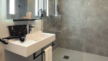 Standard Room, 1 Double Bed | Bathroom | Eco-friendly toiletries, hair dryer, towels