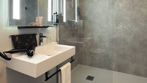 Standard Room, 1 Double Bed | Bathroom | Eco-friendly toiletries, hair dryer, towels - ibis Rennes Beaulieu (Cesson-Sevigne)