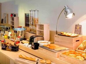 Se sirven almuerzos, cenas y cocina francesa 