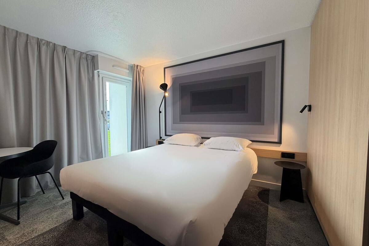 Premium bedding, desk, soundproofing, iron/ironing board