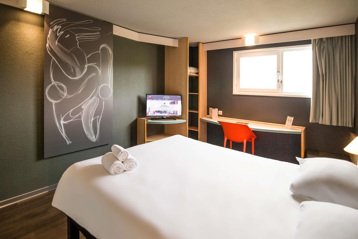 Ropa de cama de alta calidad, escritorio y sistema de insonorización