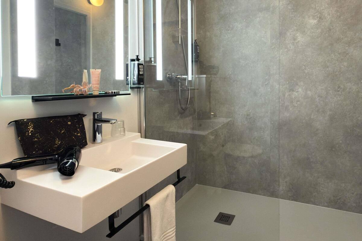 Chambre Standard, 1 lit double | Literie de qualitĂ©, bureau, systĂšme dâinsonorisation