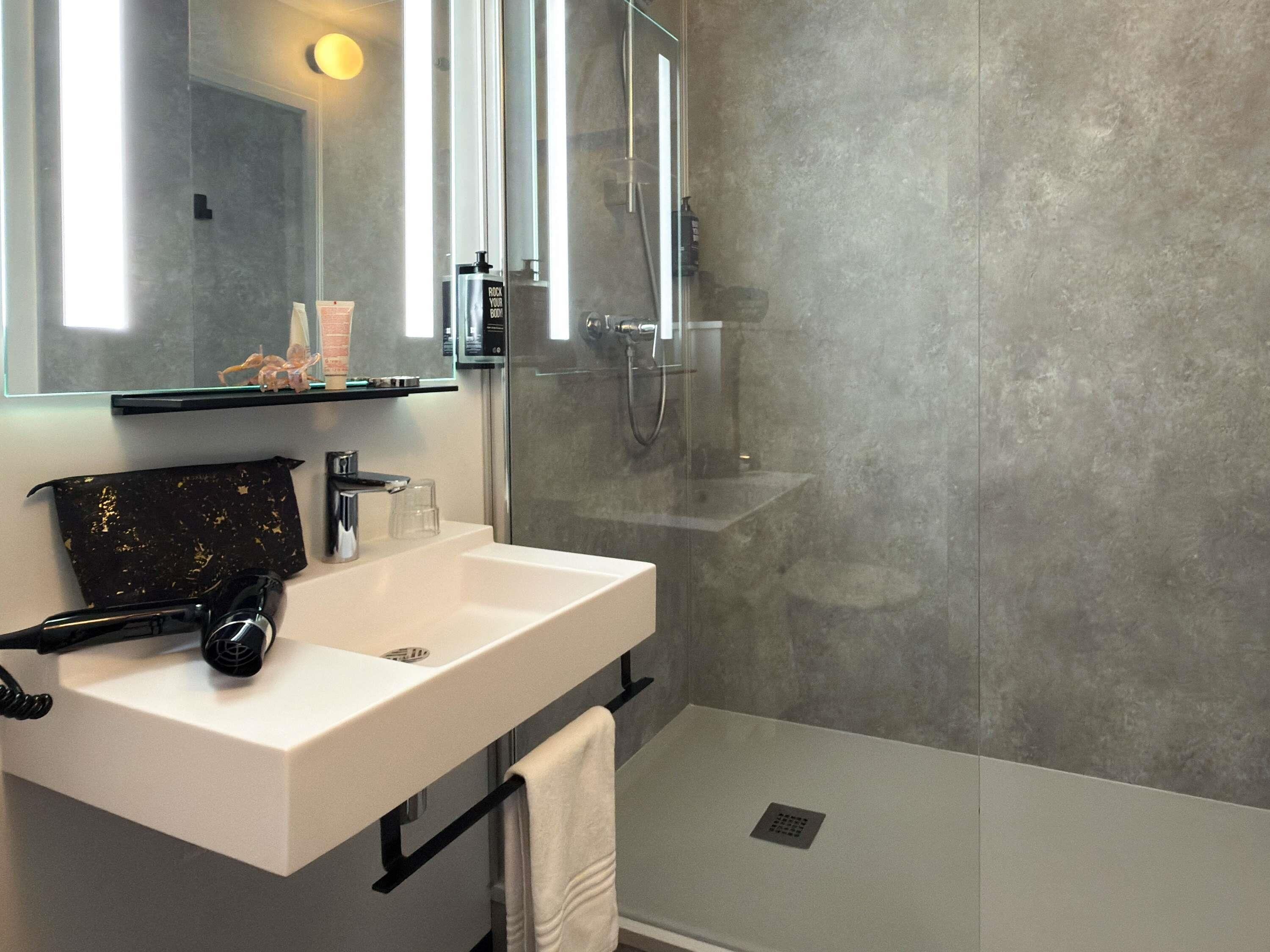 Standaard kamer, 1 tweepersoonsbed | Luxe beddengoed, een bureau, geluiddichte muren