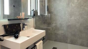 Habitación estándar, 1 cama doble | Ropa de cama de alta calidad, escritorio, sistema de insonorización