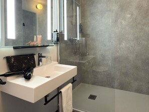 标准房, 1 张双人 床 | 高档床上用品、办公桌、隔音、熨斗/熨板