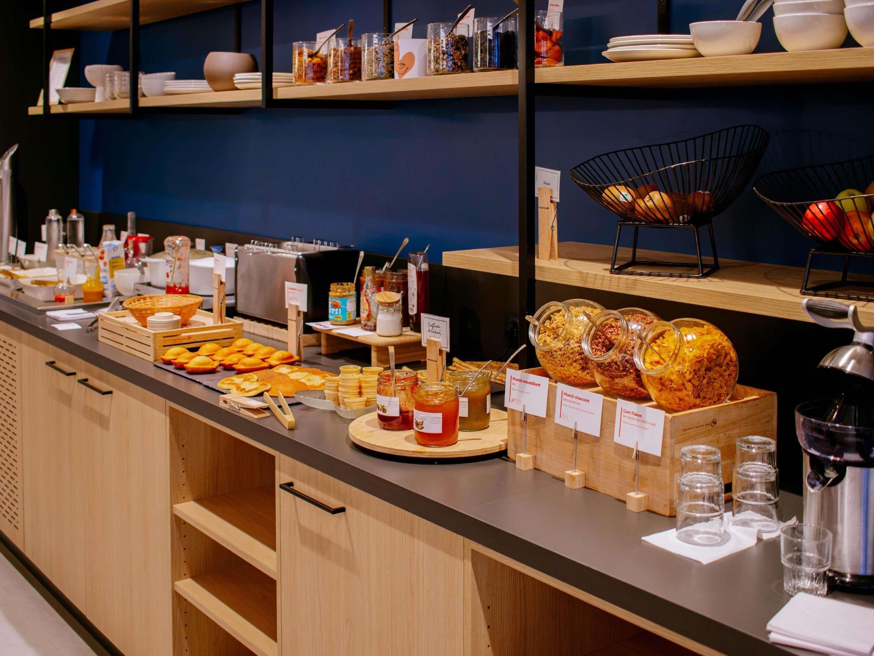 Una mesa de buffet con diversos alimentos y acompañamientos.