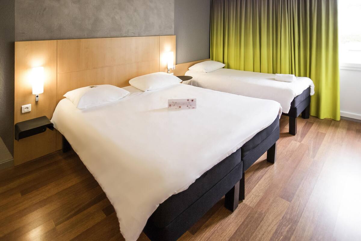 Room, Multiple Beds | Premium bedding, desk, soundproofing, iron/ironing board