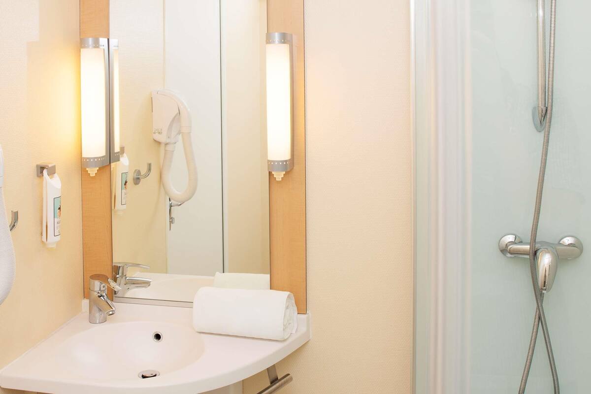 Roba de llit d'alta qualitat, escriptori i habitacions insonoritzades