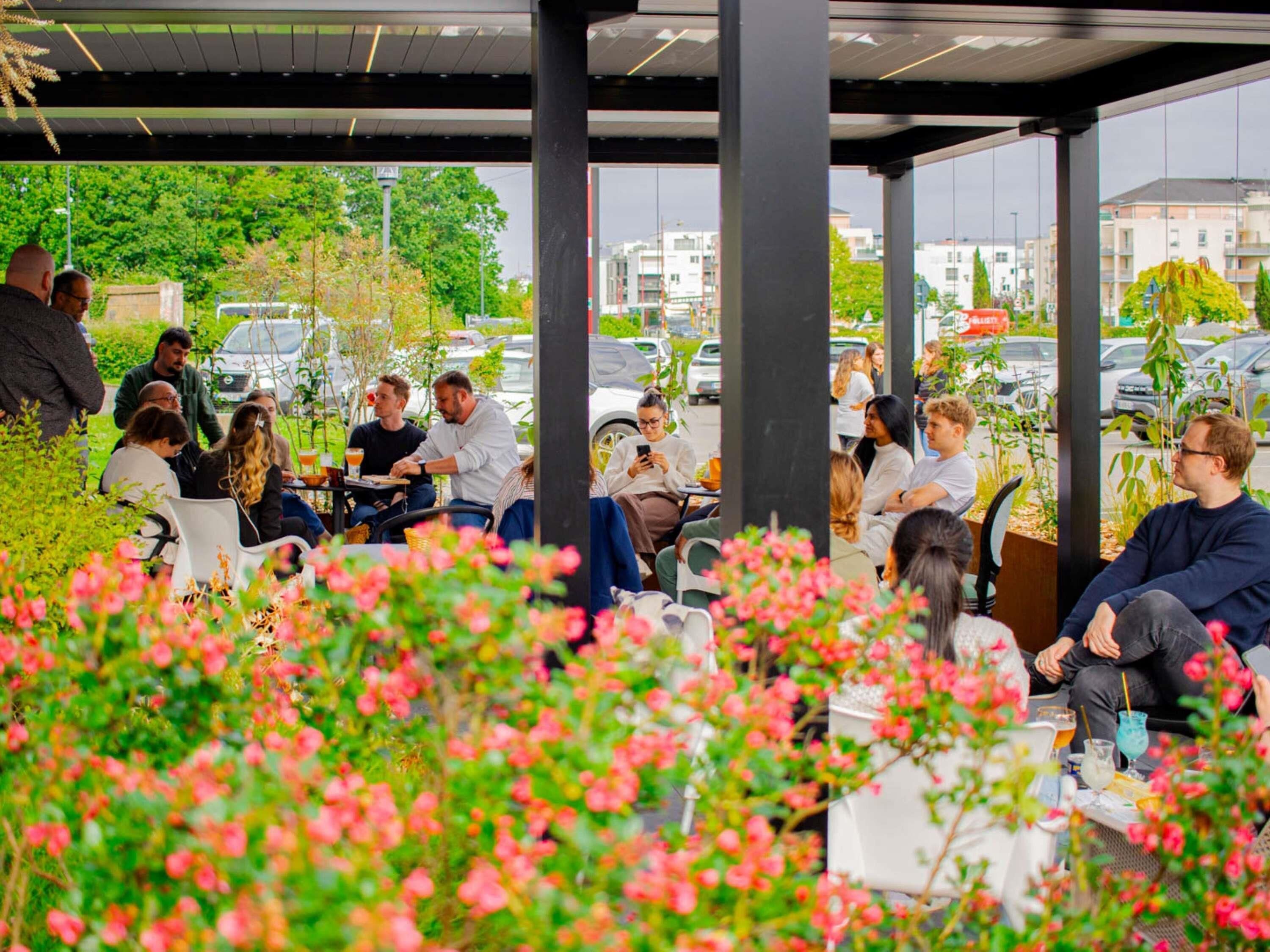 ランチ、ディナーに営業