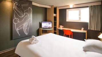 Habitación estándar, 1 cama doble | Ropa de cama de alta calidad, escritorio, sistema de insonorización