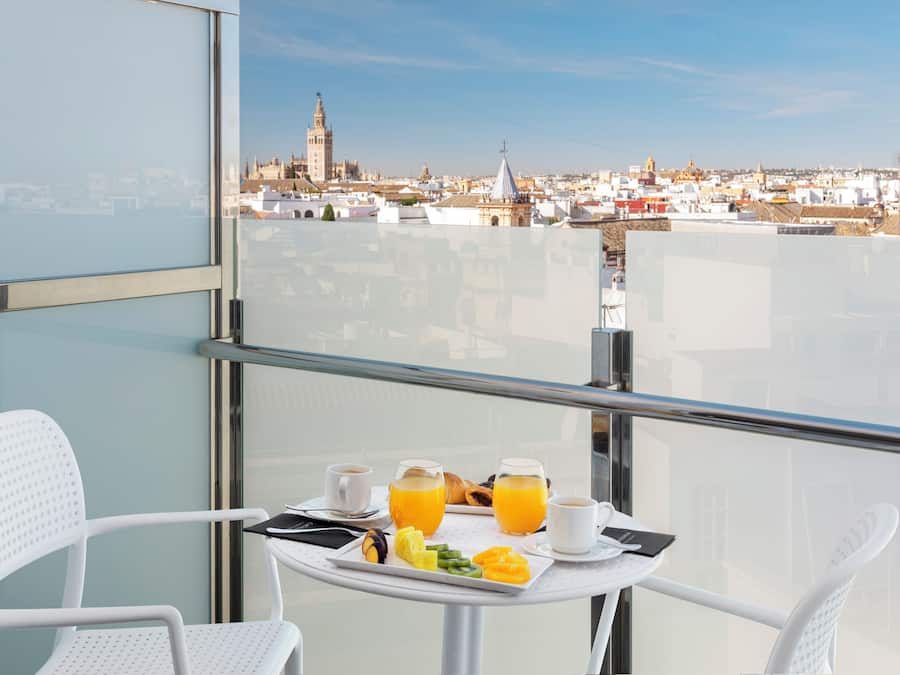 Frigobar, cofres nos quartos, escrivaninha, Wi-Fi de cortesia