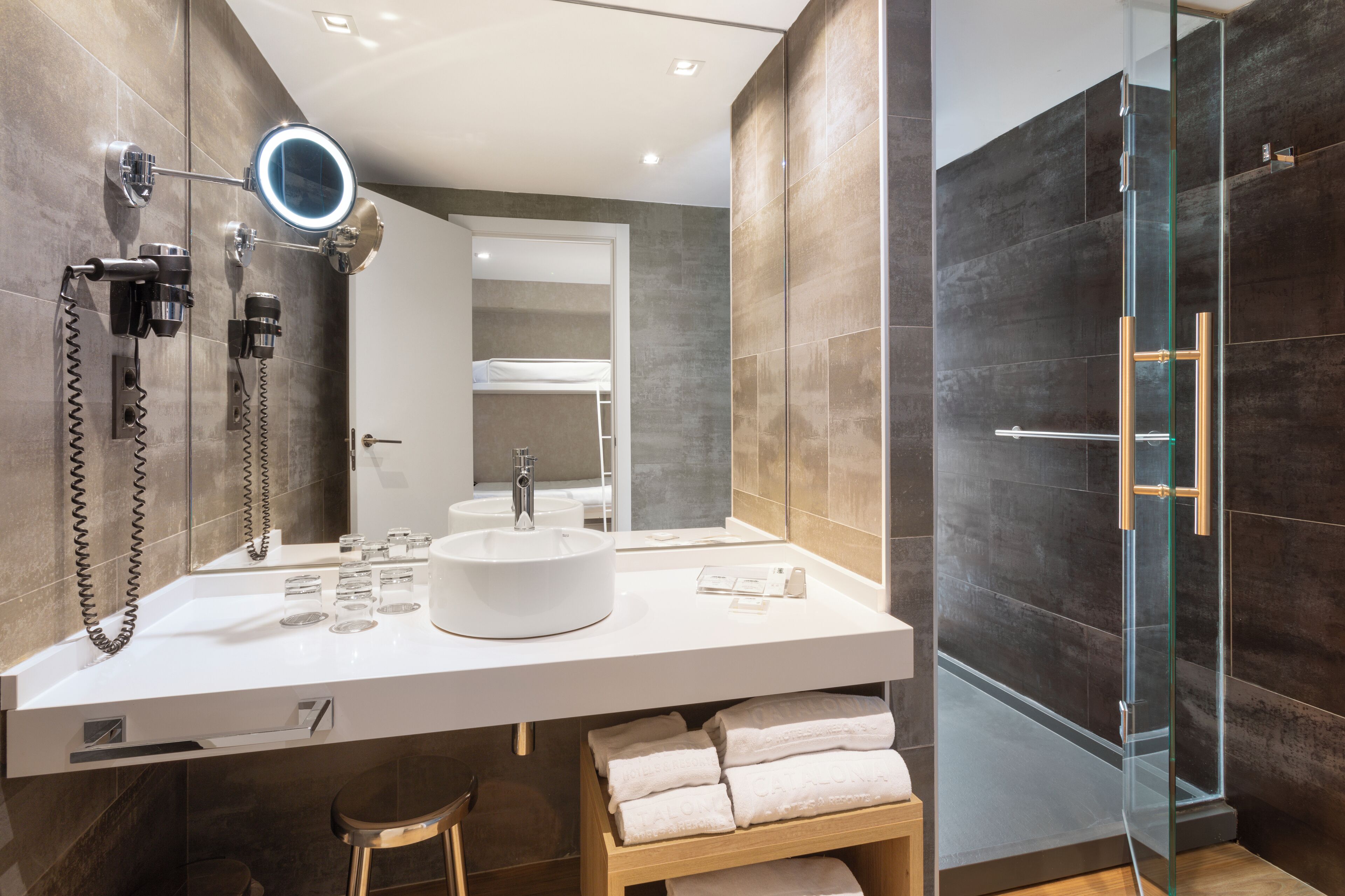 Familiekamer | Badkamer | Milieuvriendelijke toiletartikelen, een haardroger, handdoeken