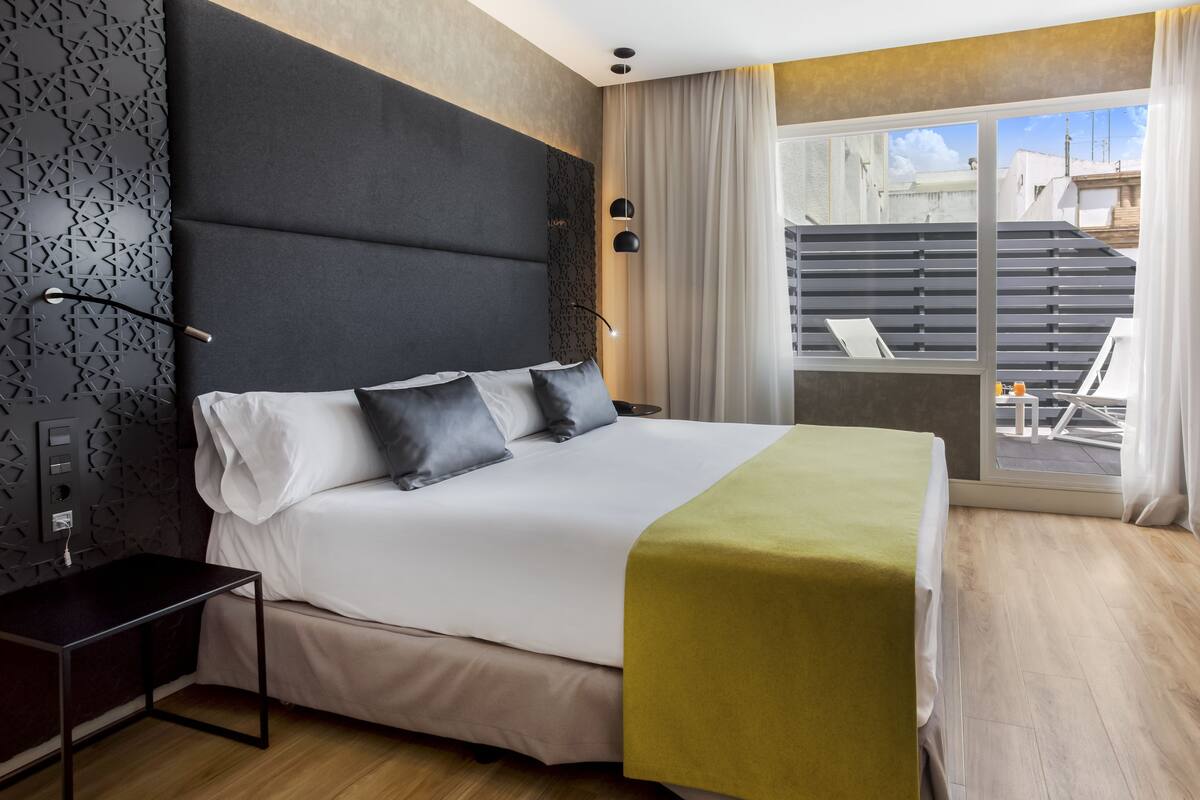 Minibar, in-room safe, desk, WiFi (free)