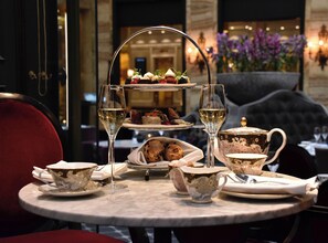 Se sirven comidas, cenas y cocina internacional 