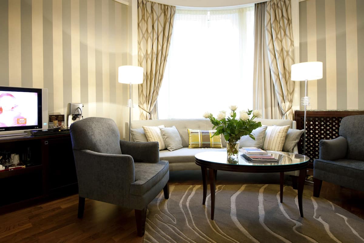 Minibar, coffres-forts dans les chambres, bureau