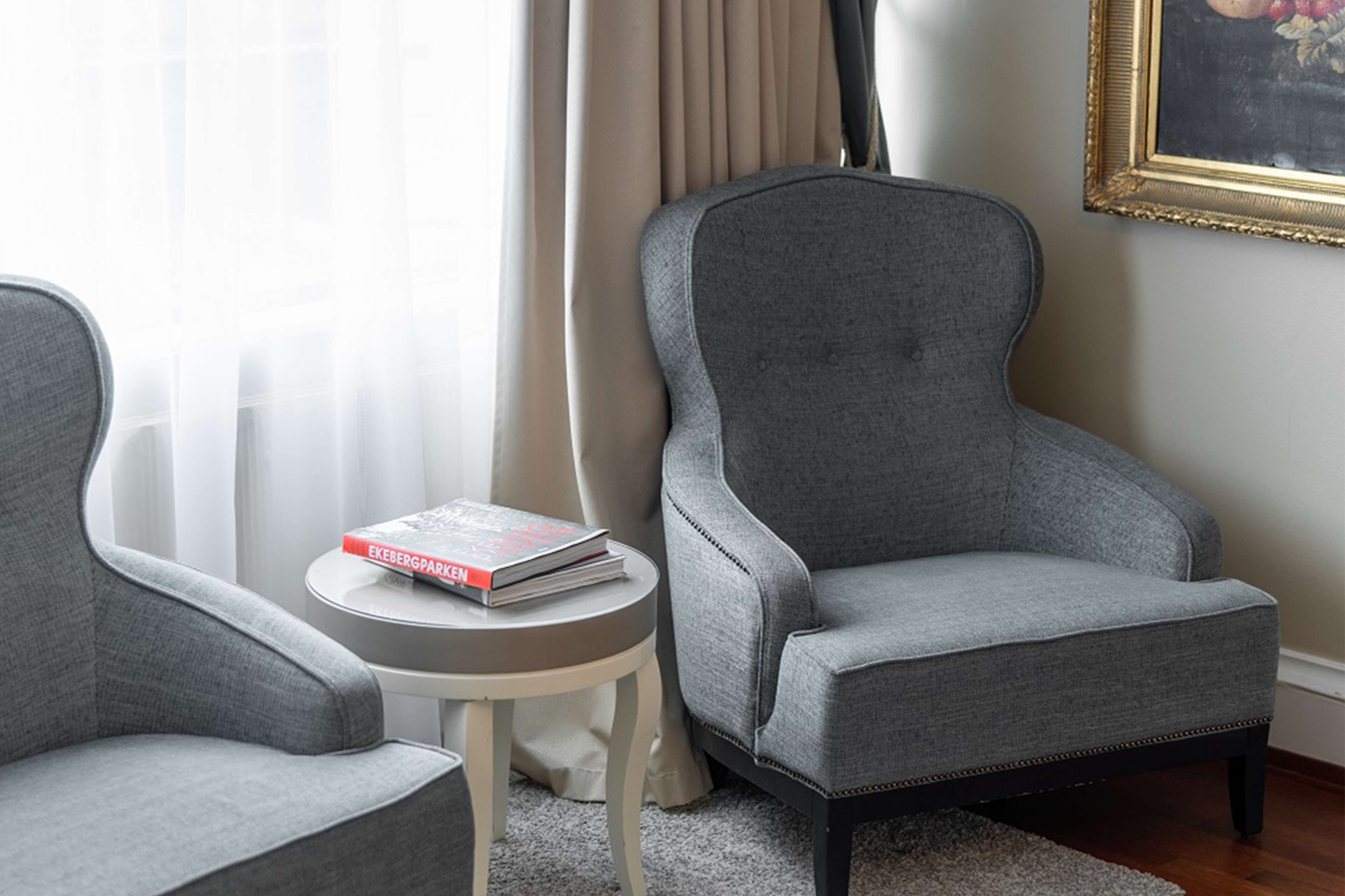 Habitación superior (King) | Minibar, caja de seguridad en la habitación y escritorio 