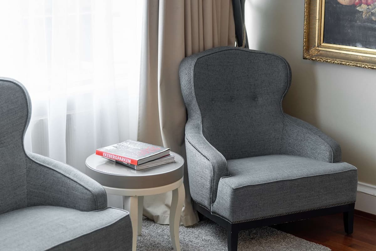 Minibar, coffres-forts dans les chambres, bureau