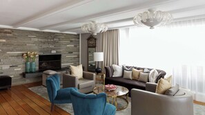 Minibar, coffres-forts dans les chambres, bureau