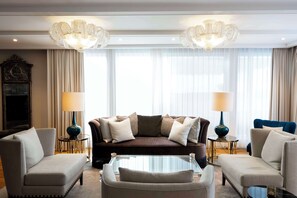 Minibar, coffres-forts dans les chambres, bureau