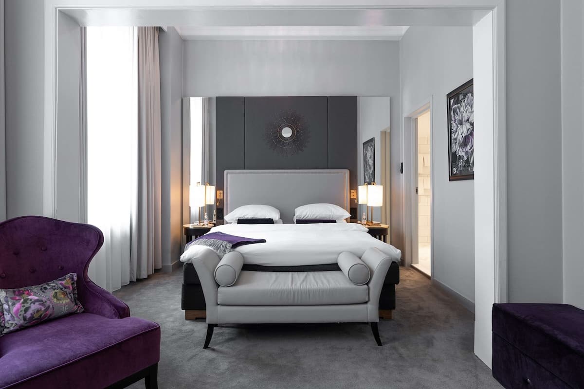 Minibar, coffres-forts dans les chambres, bureau