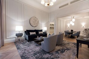 Minibar, coffres-forts dans les chambres, bureau