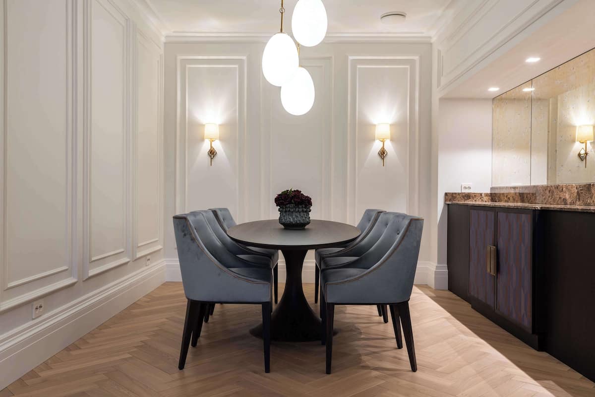 Minibar, coffres-forts dans les chambres, bureau