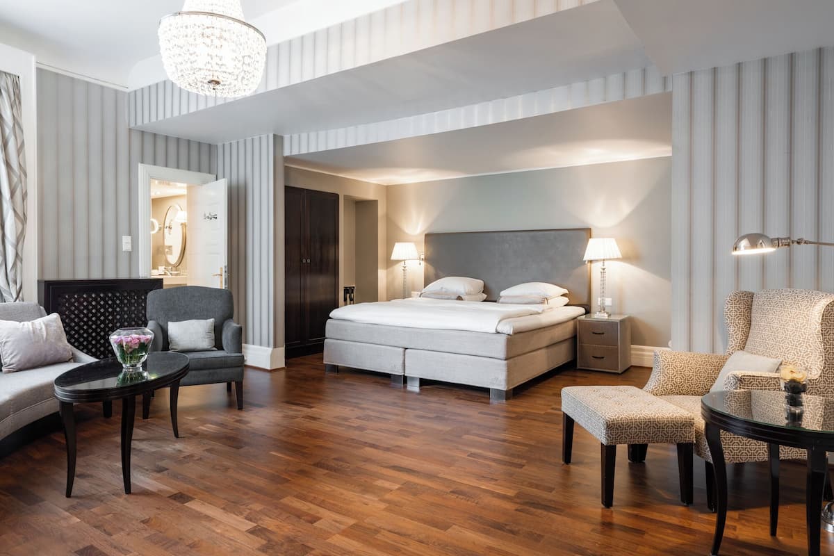 minibar, in-room safe, desk, laptop workspace