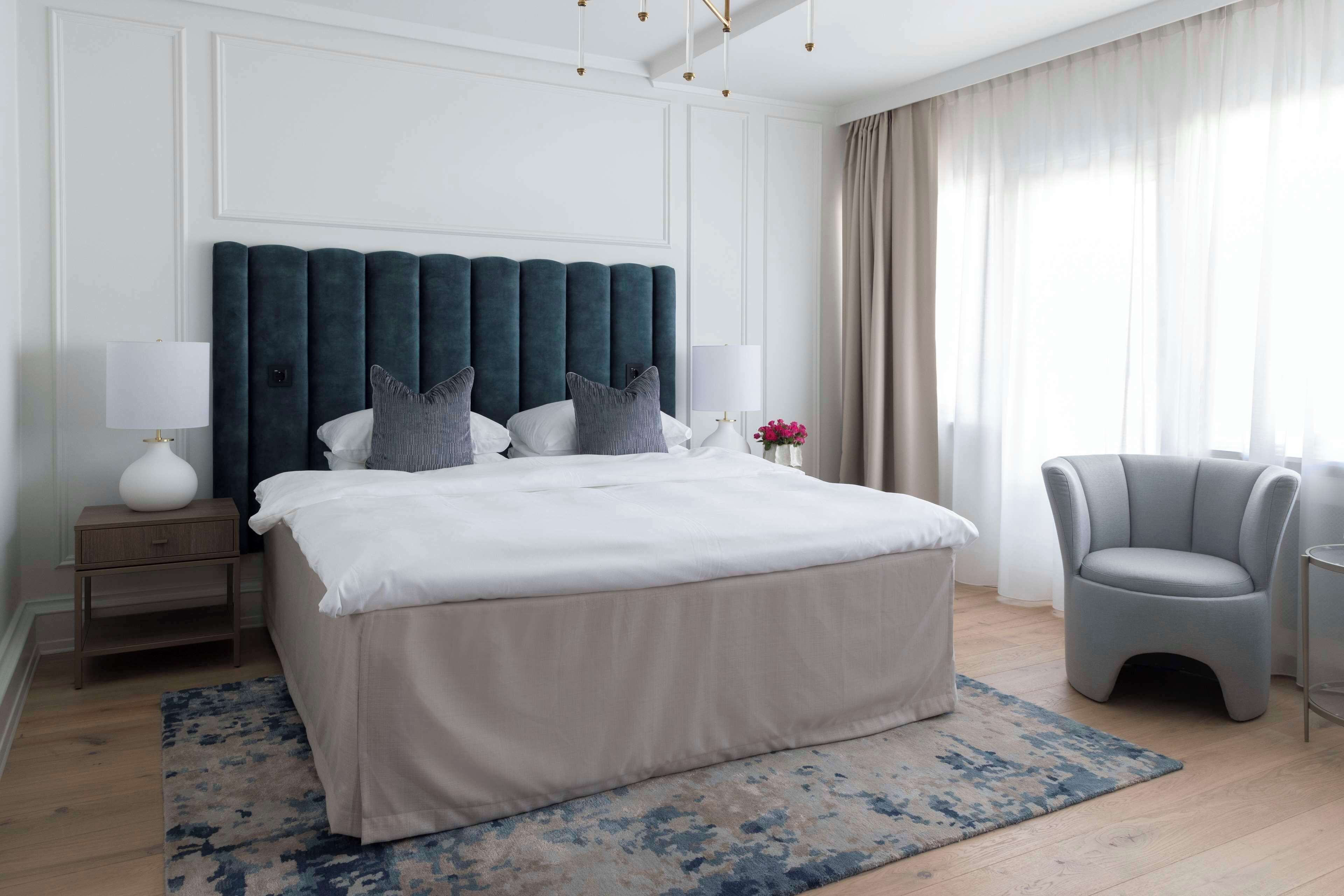 Habitación superior (With View) | Minibar, caja de seguridad en la habitación y escritorio 