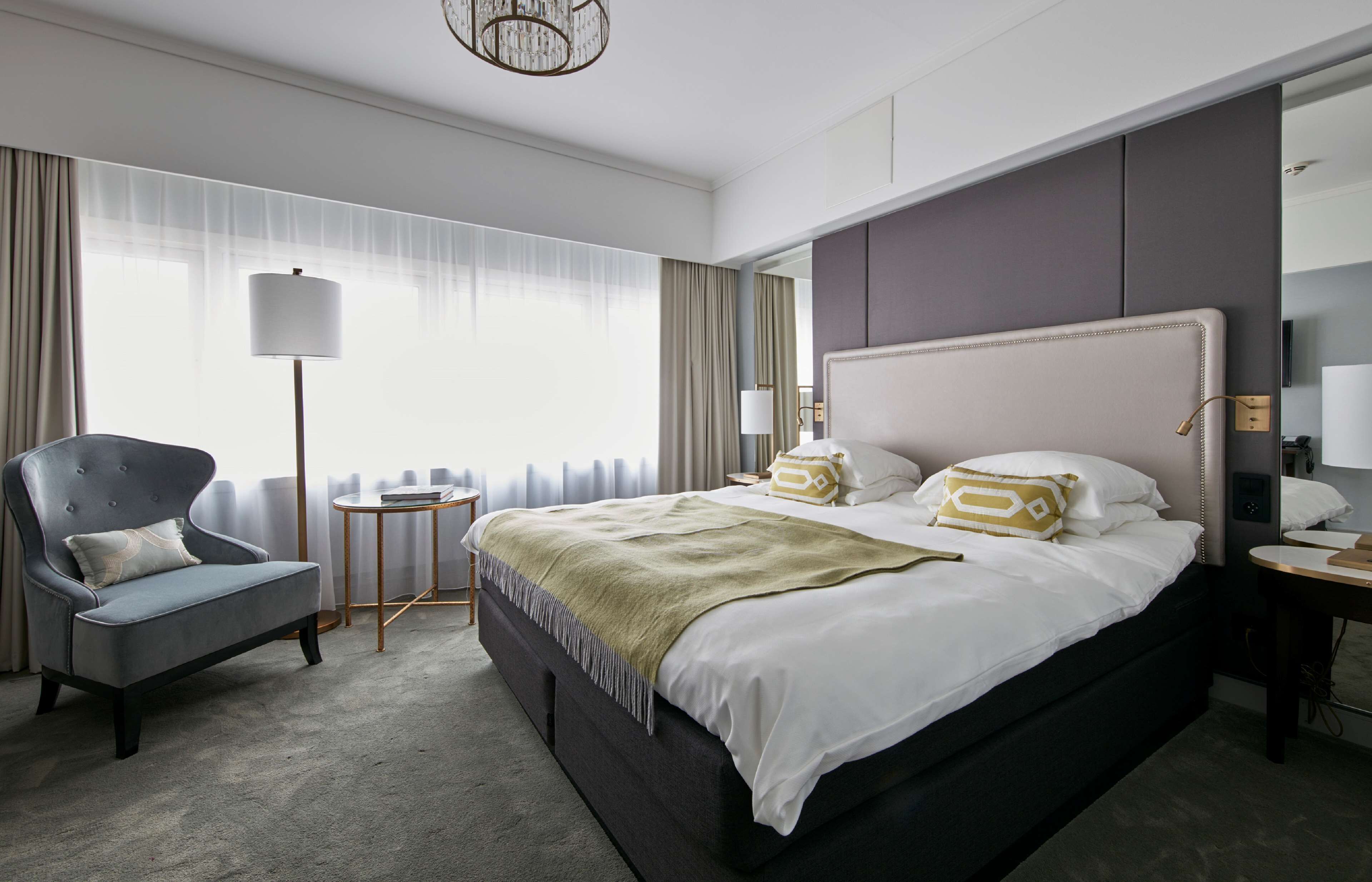 Minibar, caja de seguridad en la habitación y escritorio 