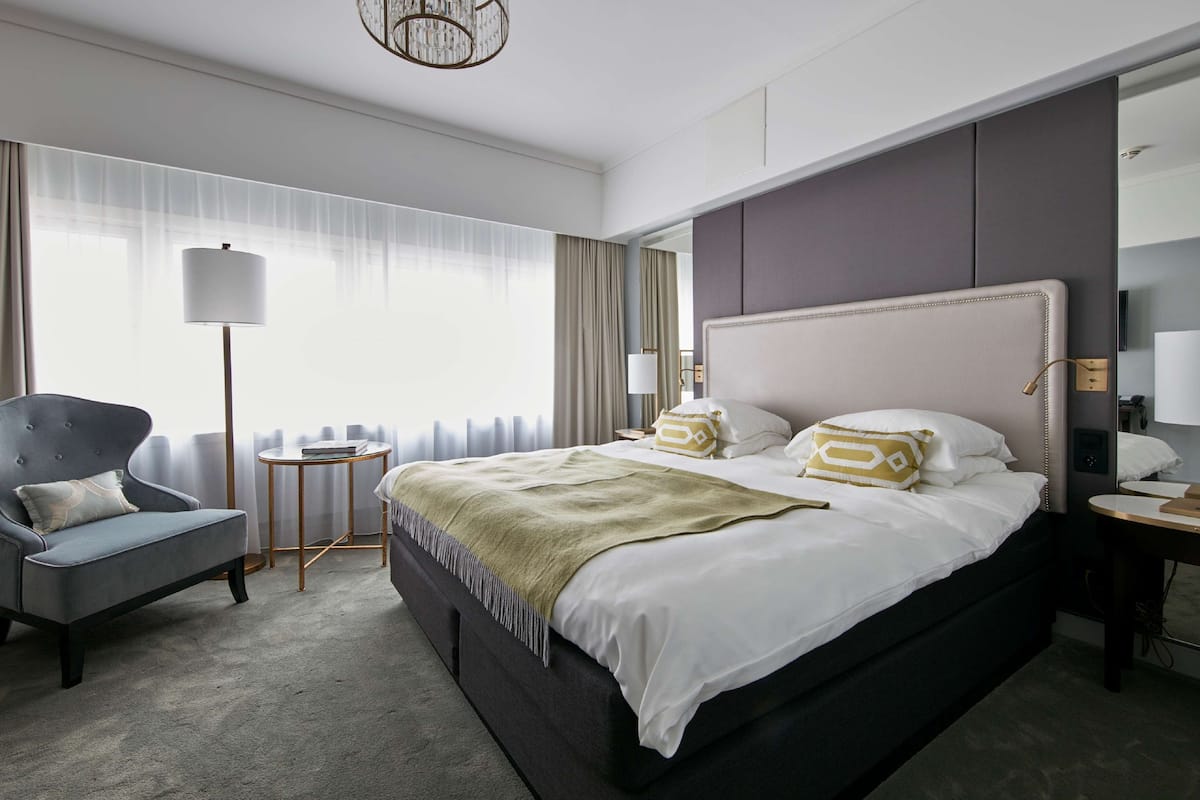 Minibar, coffres-forts dans les chambres, bureau