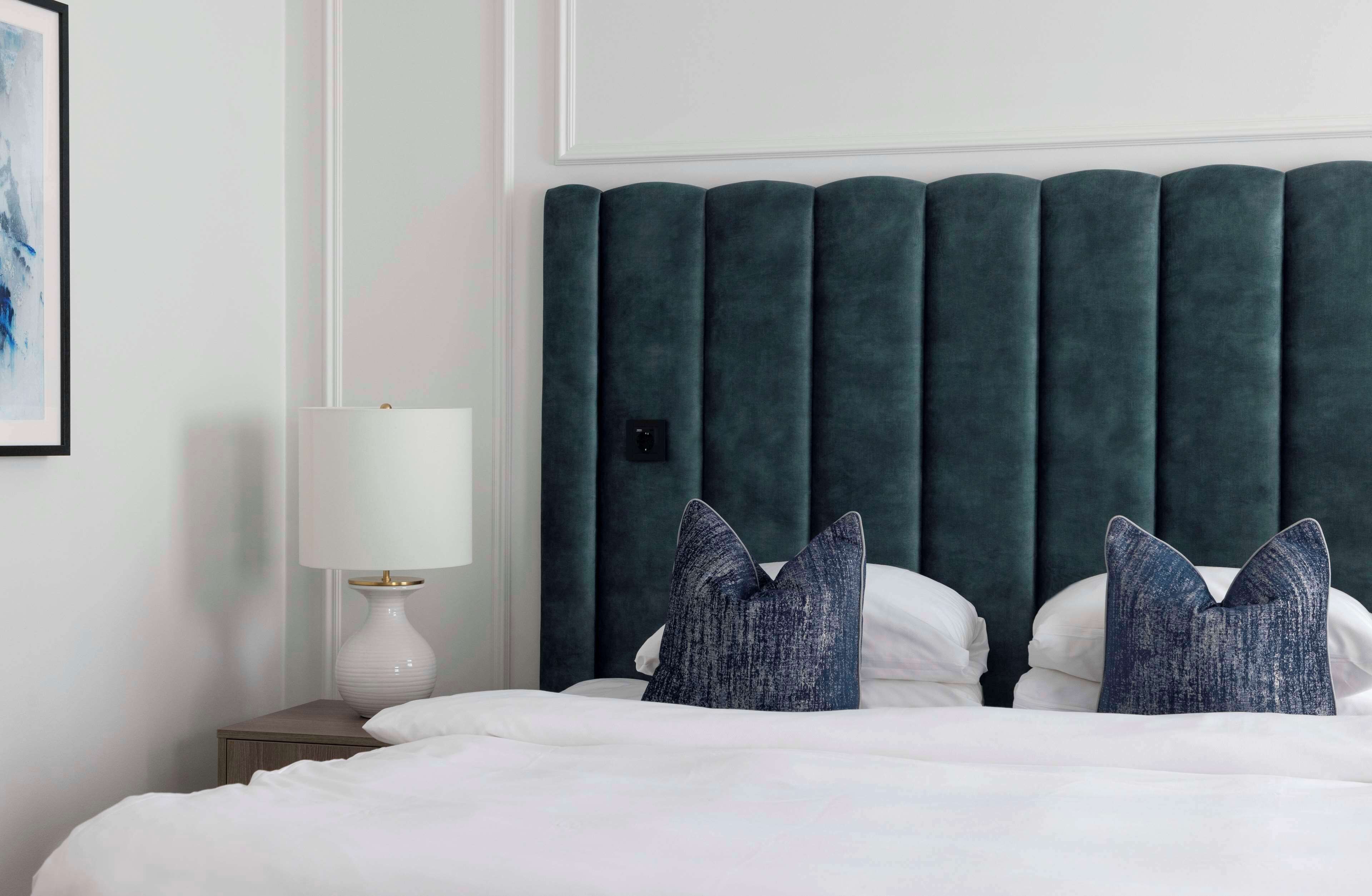 Habitación Grand, 1 cama Queen size (Petite) | Minibar, caja de seguridad en la habitación y escritorio 