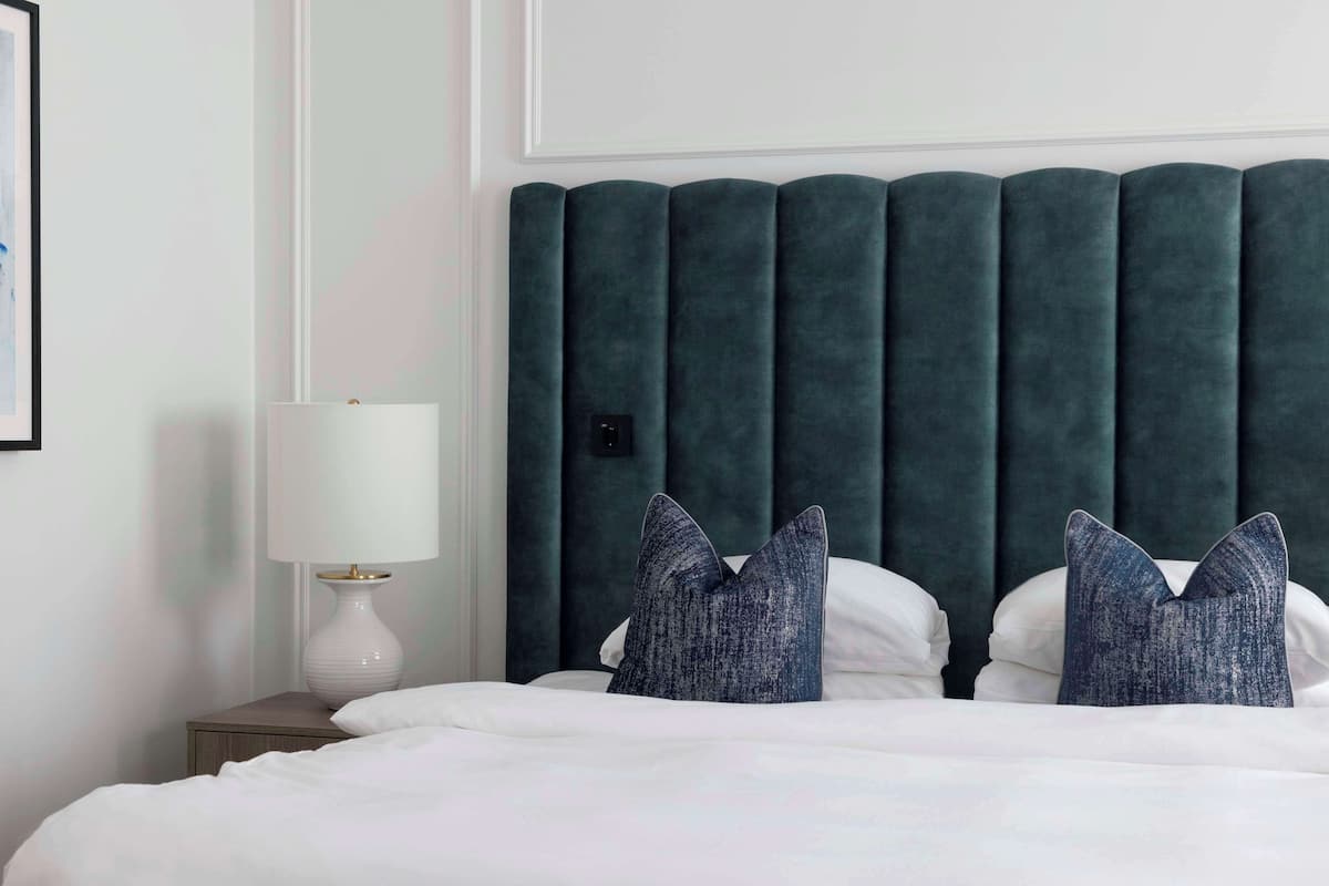 Minibar, coffres-forts dans les chambres, bureau