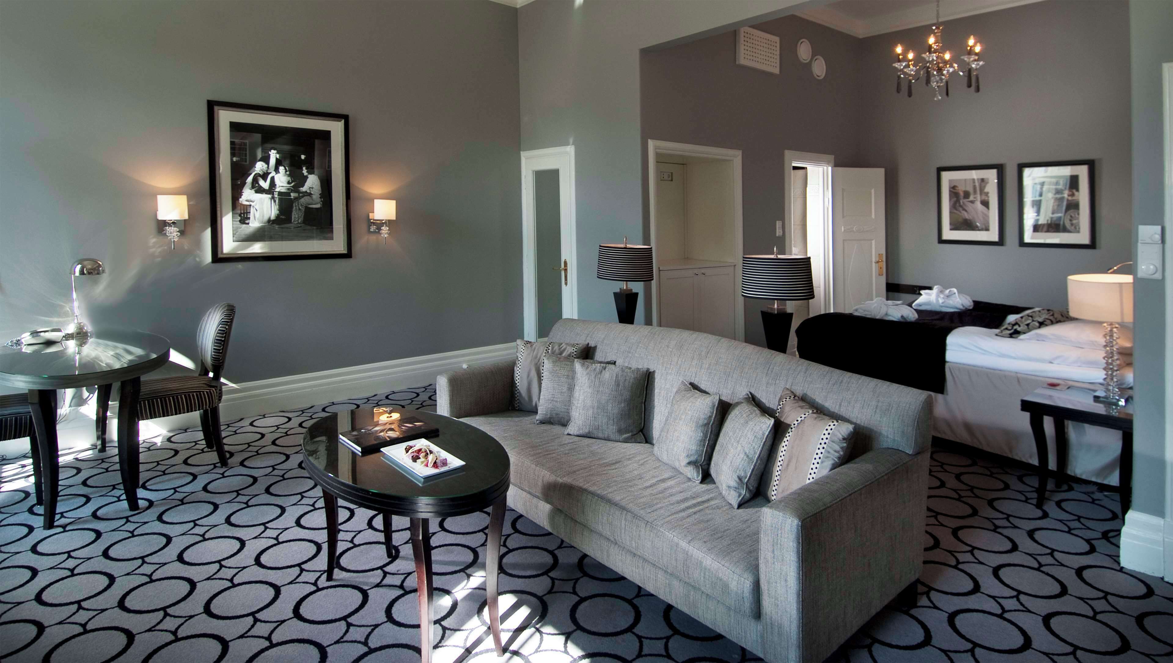 Suite junior | Minibar, caja de seguridad en la habitación y escritorio 