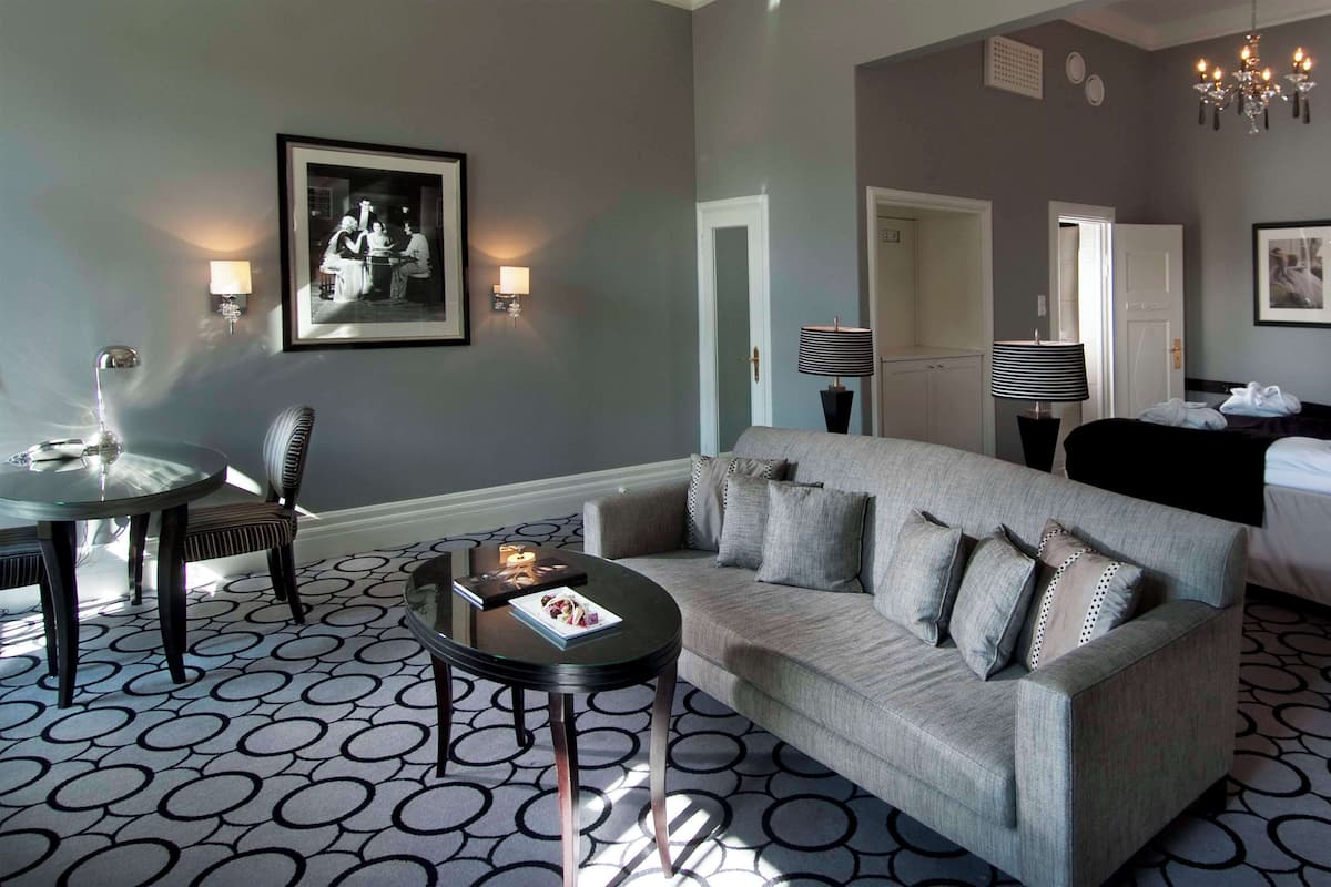 Minibar, coffres-forts dans les chambres, bureau