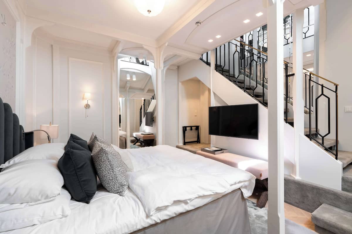 Minibar, coffres-forts dans les chambres, bureau