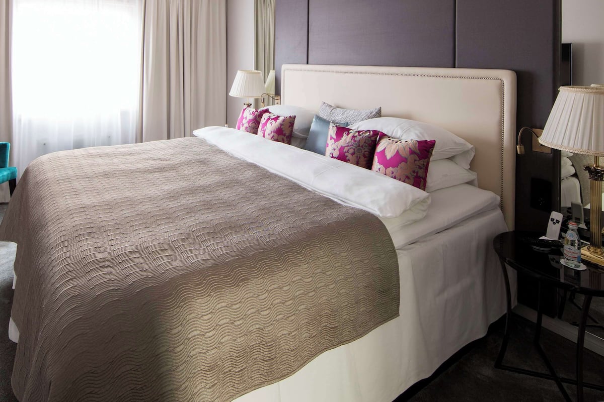 Minibar, coffres-forts dans les chambres, bureau