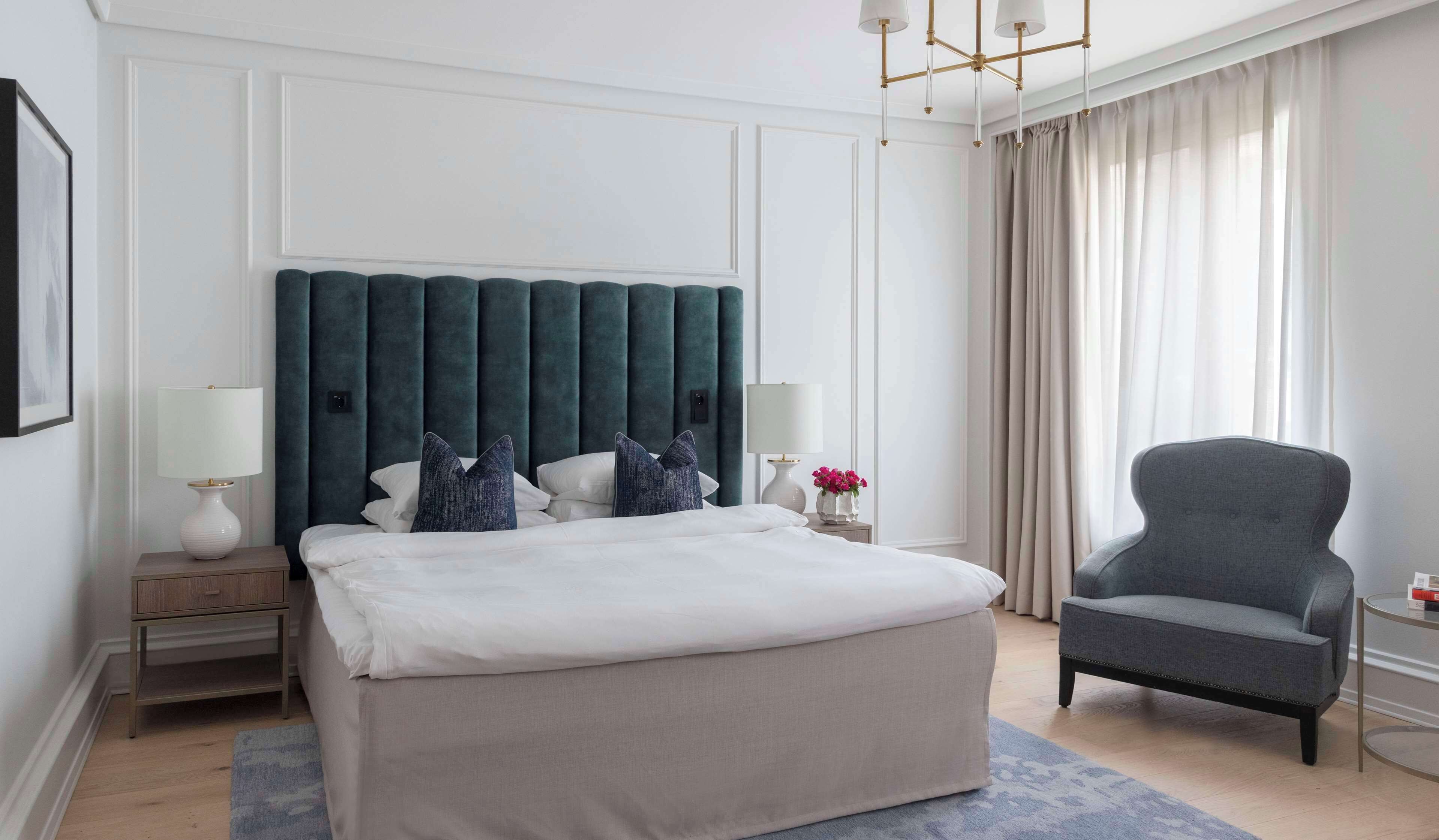 Rom – grand, 1 queensize-seng (Petite) | Minibar, safe på rommet, skrivebord og skrivebord for bærbar PC