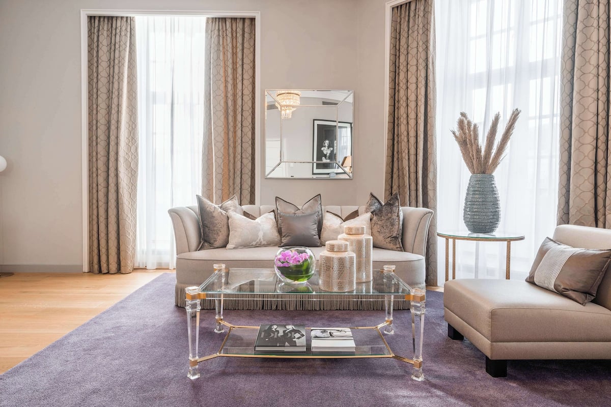 Minibar, coffres-forts dans les chambres, bureau