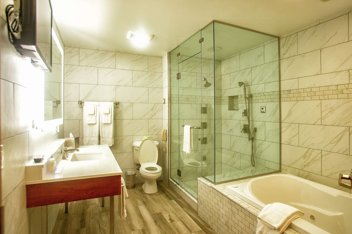 studio, 1 king bed, non smoking | bathroom | eco-friendly toiletries, hair dryer, bathrobes, towels