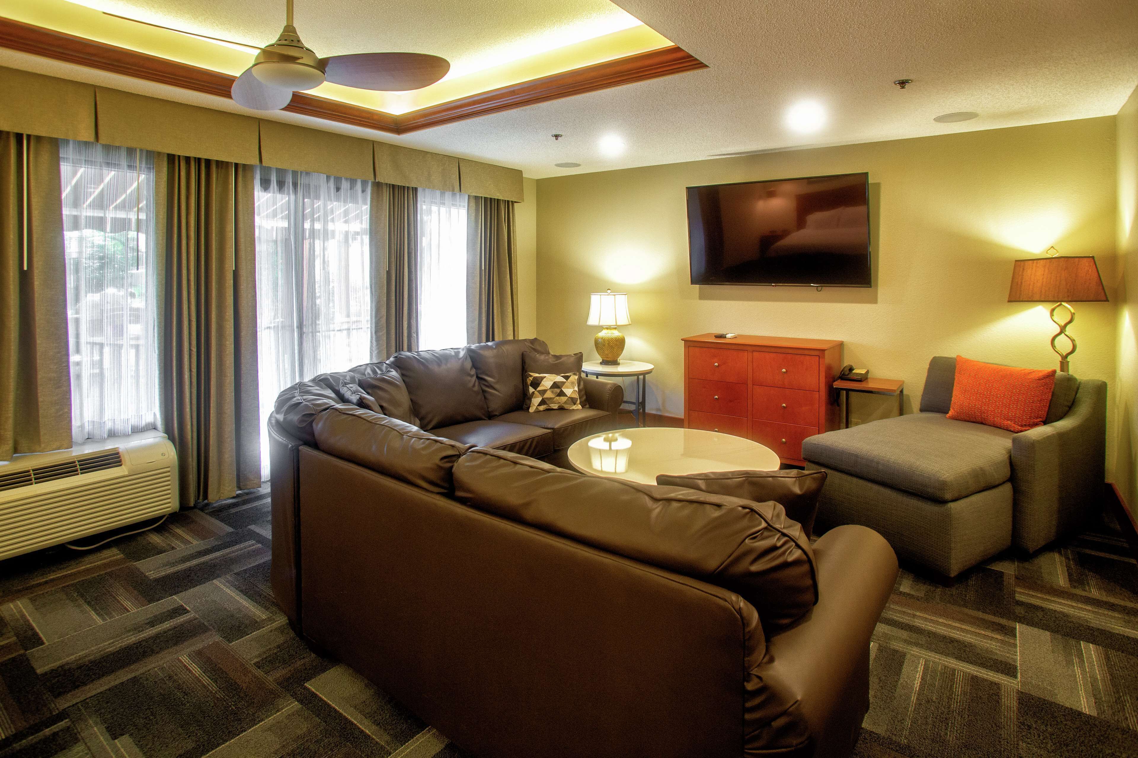 studio, 1 king bed, non smoking | living area | 37-inch lcd tv with cable channels, tv