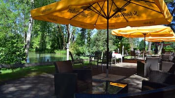 Breakfast, lunch, dinner served; alfresco dining