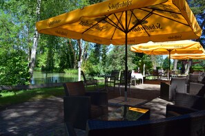 Se sirven desayunos, almuerzos y cenas (con mesas al aire libre) 