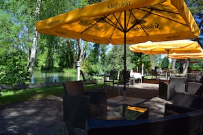 Petit-déjeuner et déjeuner servis sur place, restauration en plein air 