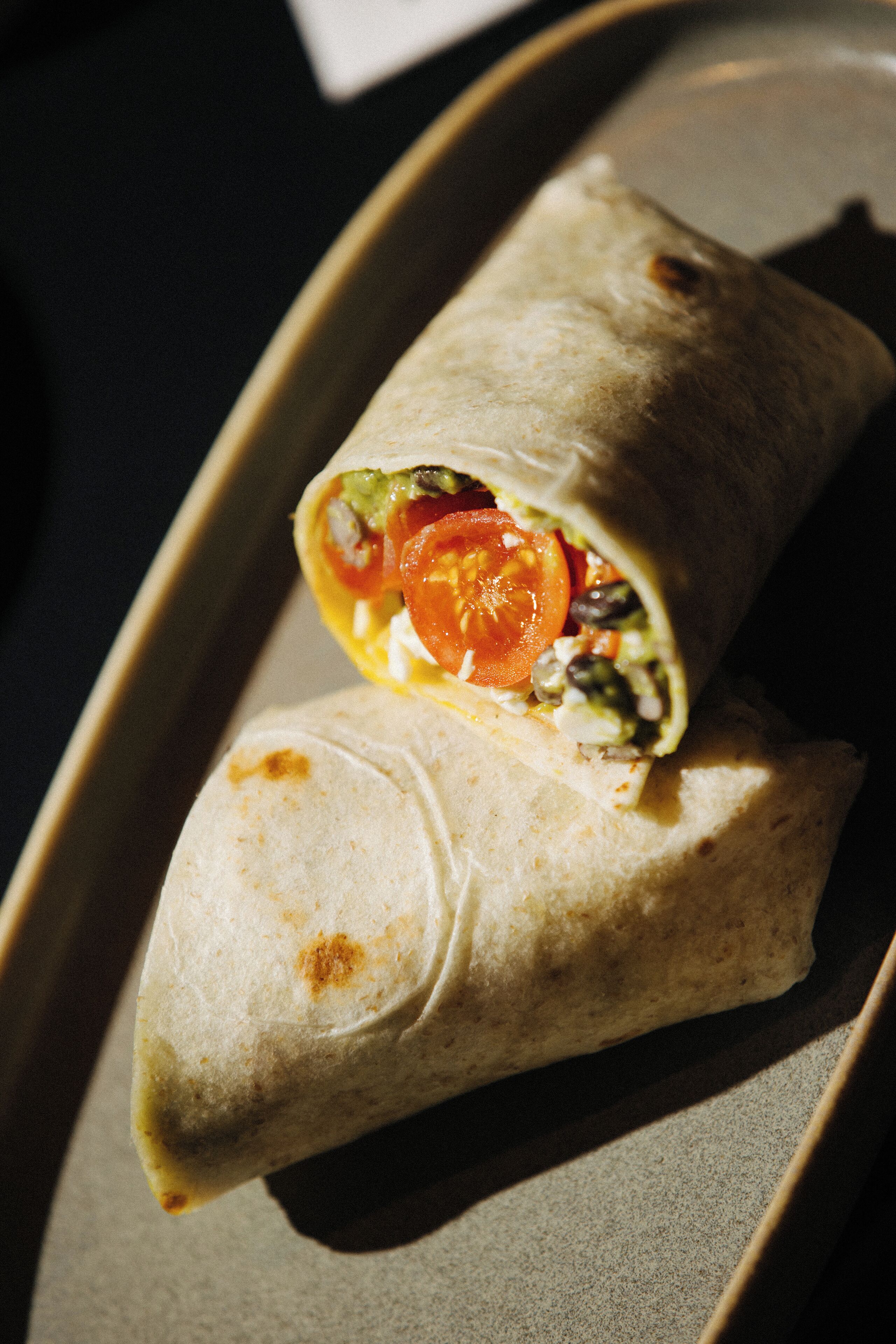 Un burrito en un plato.