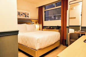 Ropa de cama de alta calidad, colchones Tempur-Pedic y escritorio