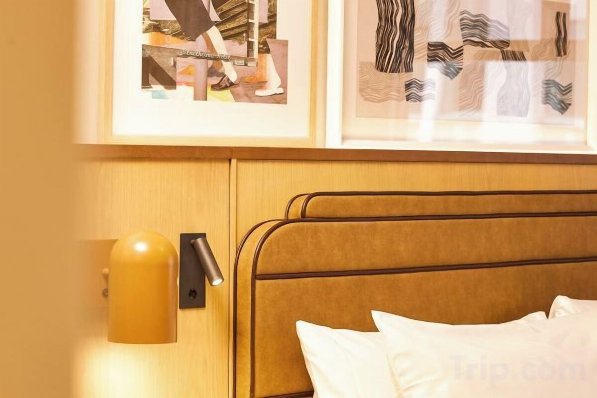 Literie de qualité, lit avec matelas Tempur-Pedic, bureau