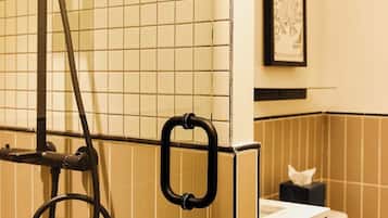 Shower, rainfall showerhead, free toiletries, hair dryer