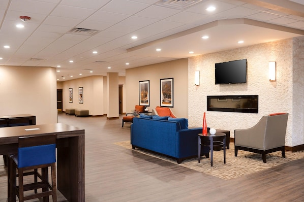 Lobby - Comfort Inn & Suites Event Center (Des Moines)